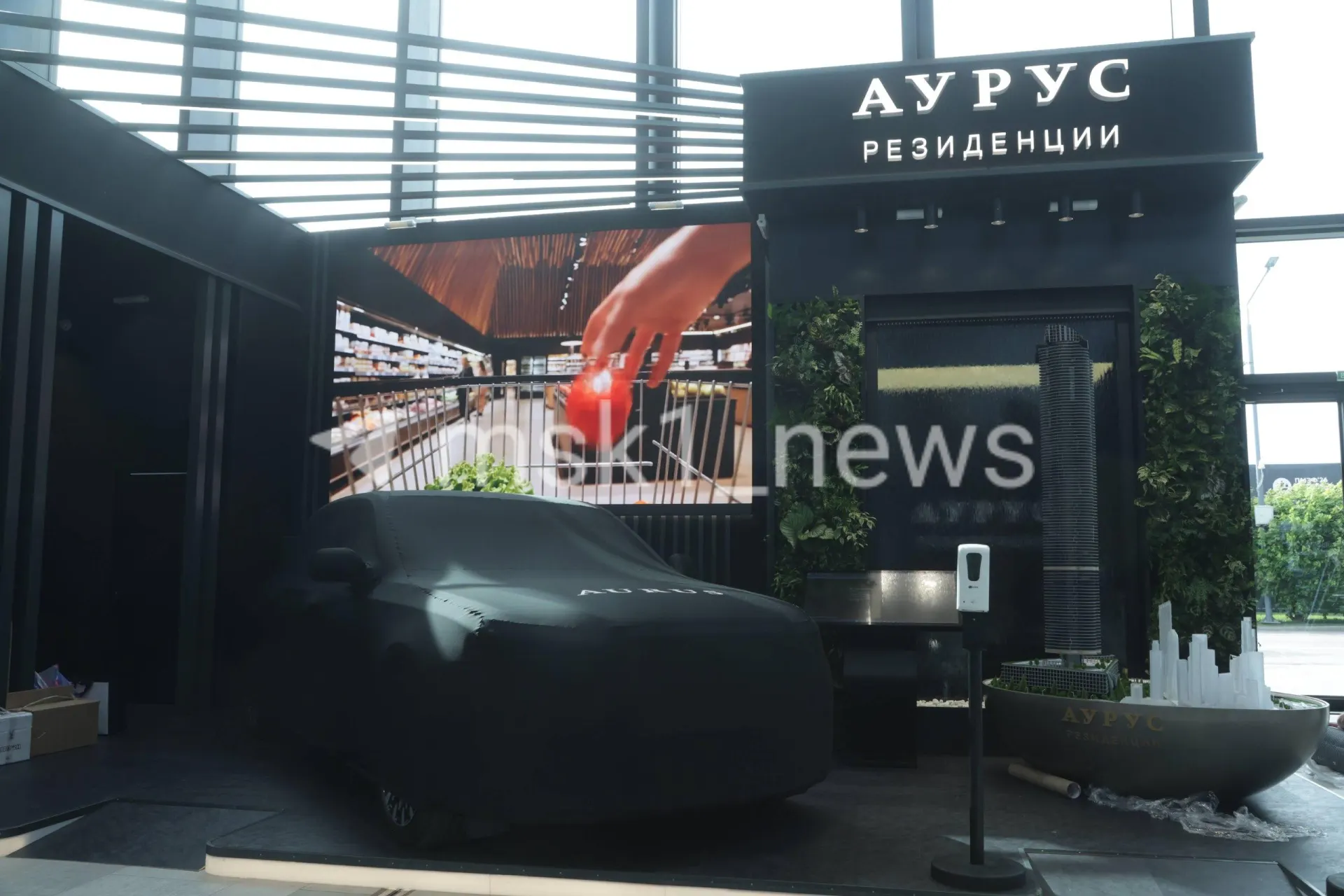 На ПМЭФ‑2026 впервые представят обновлённые автомобили Aurus — стандартный Senat и удлинённую версию Senat Long. Обычный Senat ранее видели на инаугурации 2024 года, а длинную модификацию публике ещё не показывали.