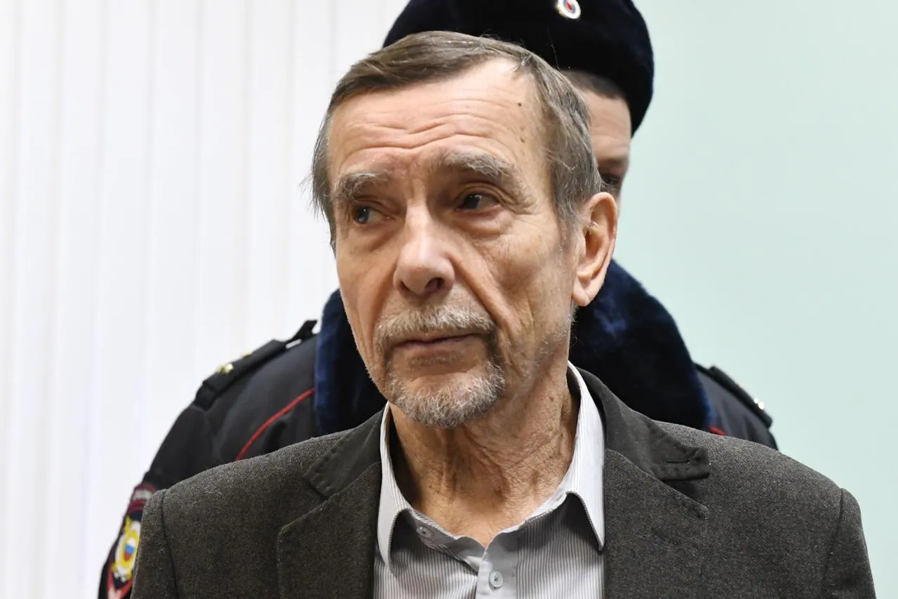 В Хорошевском суде Москвы началось заочное рассмотрение уголовного дела в отношении 84‑летнего правозащитника Льва Пономарёва. Ему вменяют создание «нежелательной» организации и публикацию материалов без маркировки «иностранный агент».