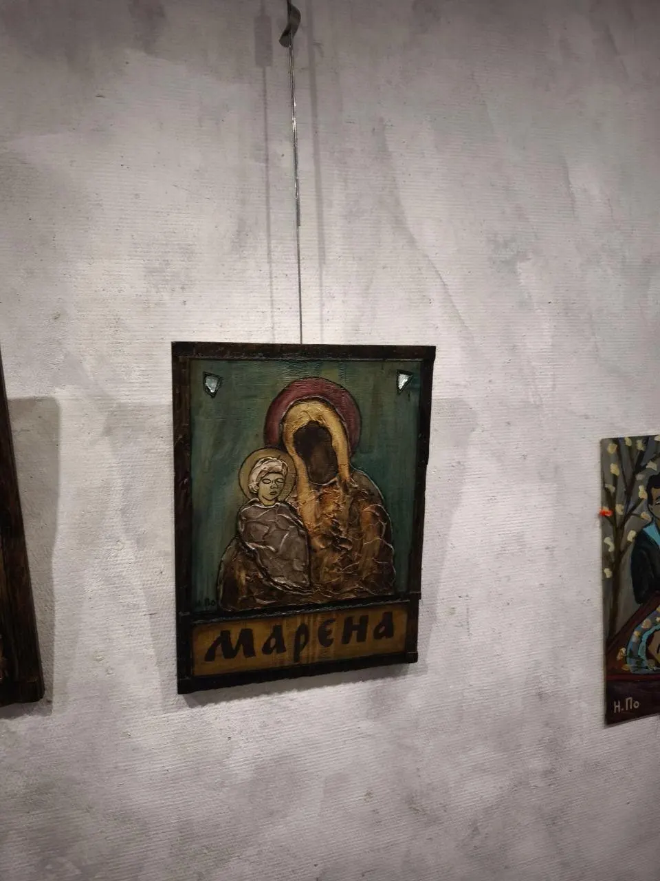 По данным правозащитников, художнику предъявлено обвинение, предположительно по статье об оскорблении чувств верующих. Ранее в Москве полиция изъяла 11 его работ; в 2023 году к художнику также проявляли интерес силовые структуры из‑за военной и религиозной тематики в творчестве.
