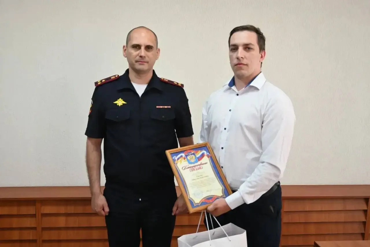 Водитель такси заметил, что пассажирку обманывают по телефону, отвёз её в отдел полиции — передача денег сорвалась, мужчину поблагодарили от руководства УМВД.