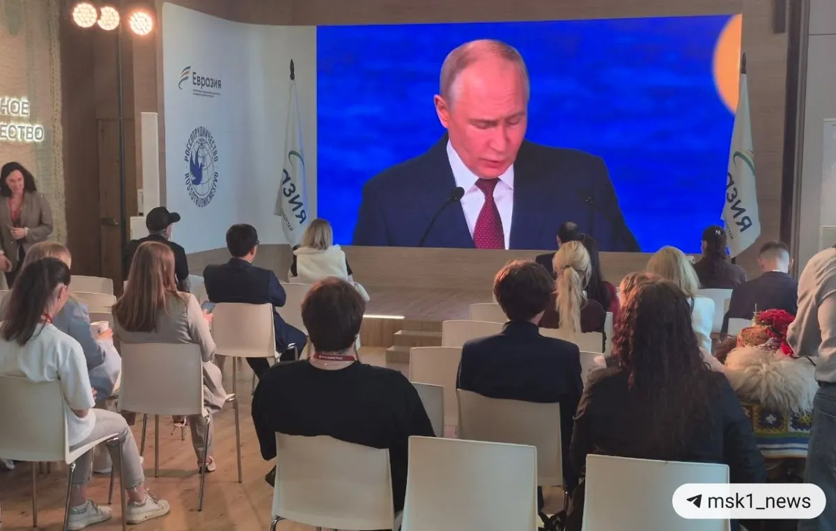 Президент отметил переход к многополярной модели, рост влияния стран БРИКС и смену западноцентричной торговой системы; также указал на влияние изъятия резервов на курс доллара и евро.