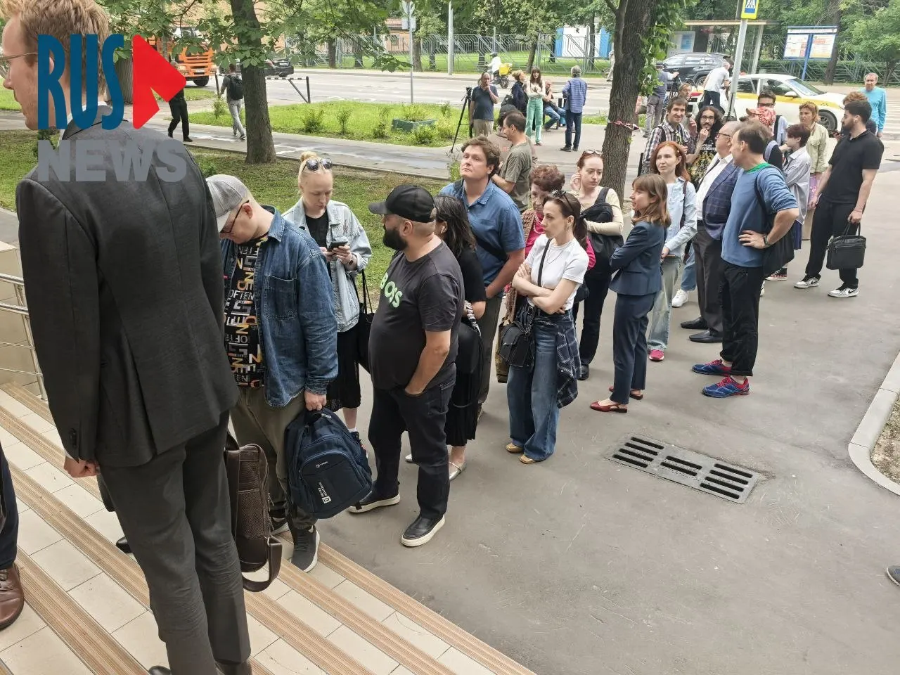 Около сотни человек пришли поддержать Круглова. Ему грозит до 10 лет лишения свободы; обвинение опирается на показания молодых членов «Единой России».