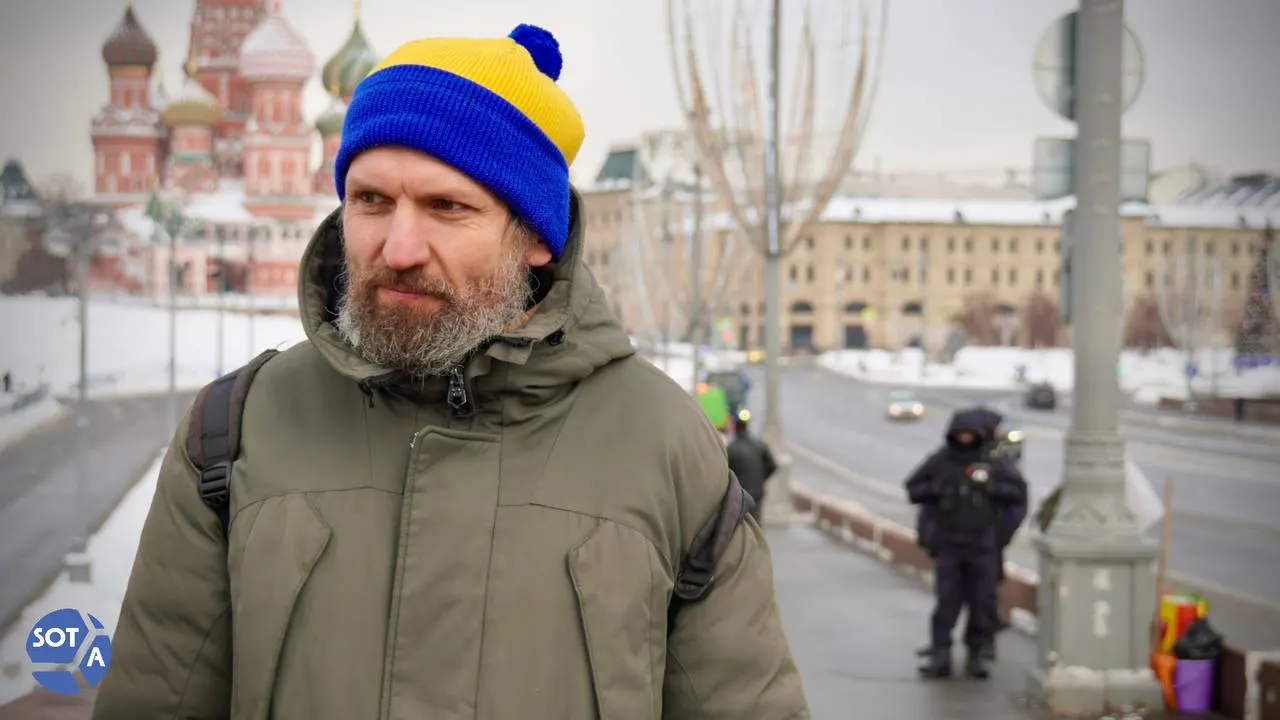 Суд признал виновным Алексея Сокирко и назначил штраф 4 тысячи рублей. Его и Виктора Когана задержали на Большом Москворецком мосту; полицейские утверждают, что добровольцы отказались сесть в служебный автомобиль.