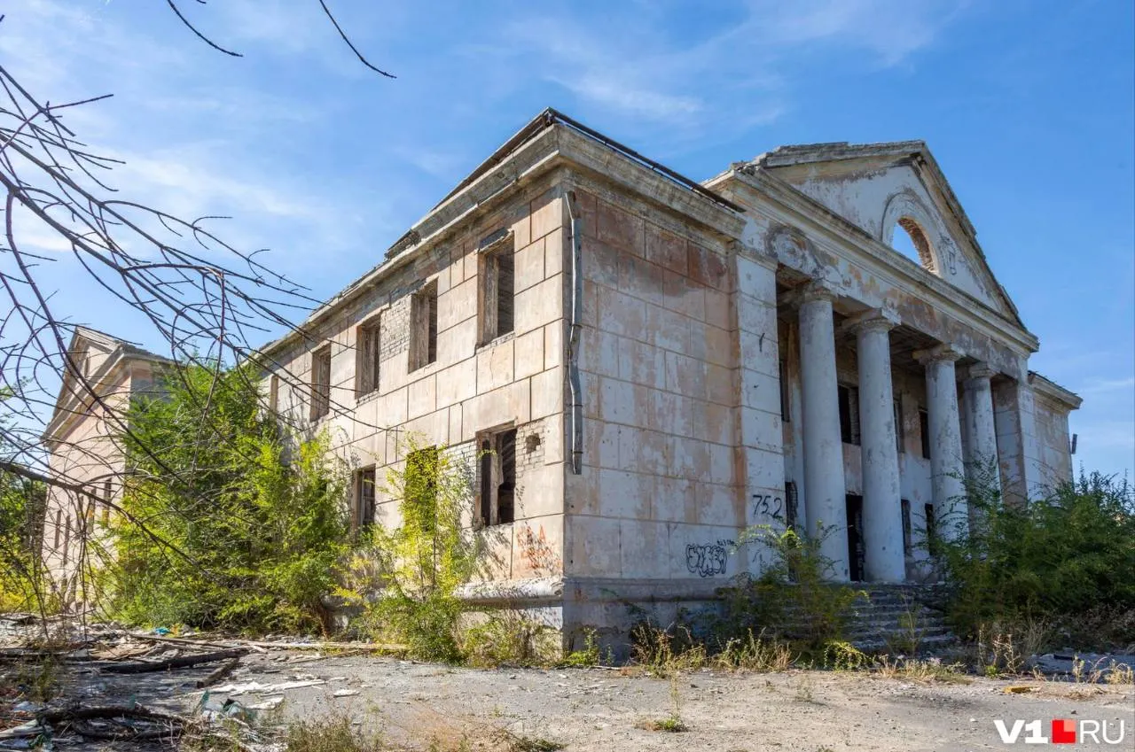 В микрорайоне Весёлая балка демонтировали дворец культуры «Дружба». Здание, построенное в 1969 году, ушло под снос после продажи земельного участка застройщику; восстановление сочли экономически невыгодным, жители выражают возмущение.