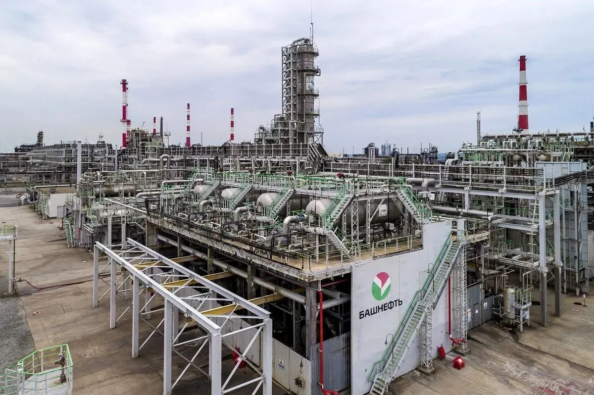 Республика реализовала пакет акций АНК «Башнефть» за 14,8 млрд рублей — выручка покроет почти две трети дефицита бюджета на 2026 год. После объявления о сделке по уфимским НПЗ были нанесены удары беспилотниками, в регионе начались перебои с бензином.