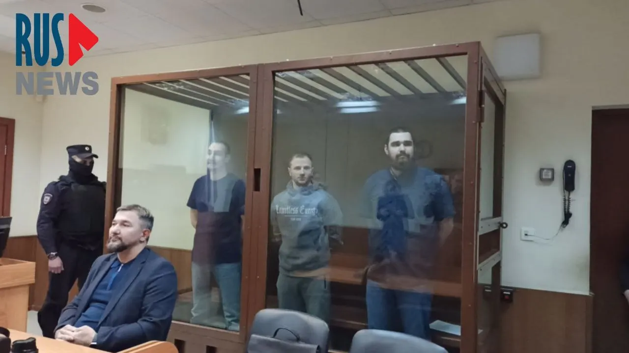Кирилл Бунин, Алексей Габричевский и Кирилл Котов вышли из СИЗО №4 («Медведь»). Их обвиняли по делу о стычке с полицией в 2022 году; апелляция частично исключила формулировки о групповом характере обвинений.