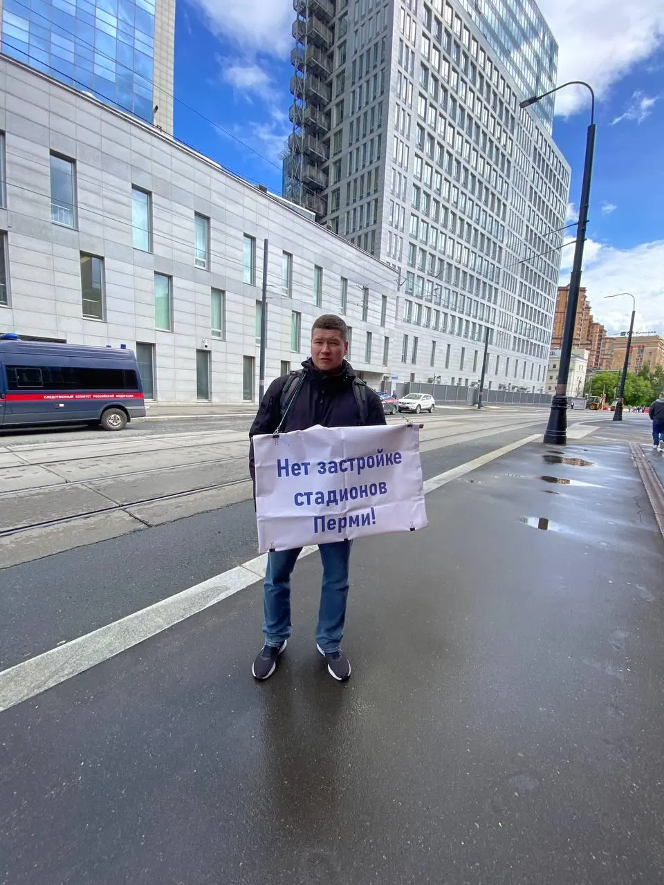 Александр Зинин вышел к Следственному комитету в Москве с плакатом против застройки спортивных площадок в Перми. Ранее жители Мотовилихи отстояли стадион «Молот», а на территории «Трудовых резервов» уже начаты подготовительные работы.