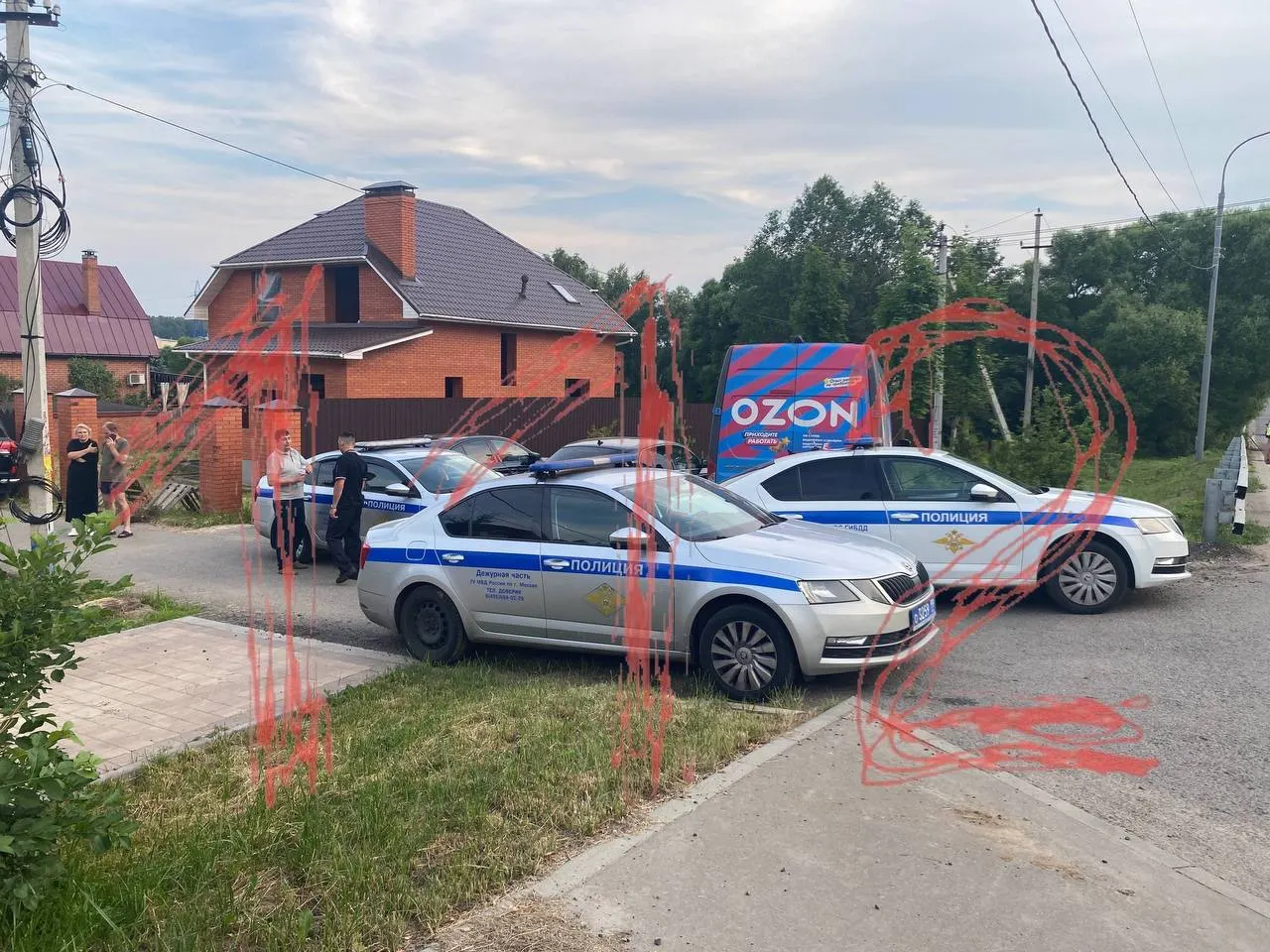 В поселке Щапово (Новая Москва) возле дома бывшего министра госбезопасности «ДНР» прогремел сильный взрыв. Пинчук выжил, в здании повреждены окна и двери.