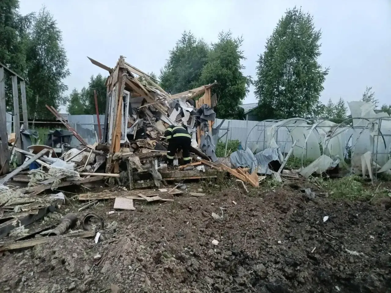 По словам губернатора, в Жуковском, Электростали, Люберцах, Чехове и Павловском Посаде обломки беспилотников повредили жилые и хозяйственные постройки. На местах работают экстренные службы, пострадавших почти нет.