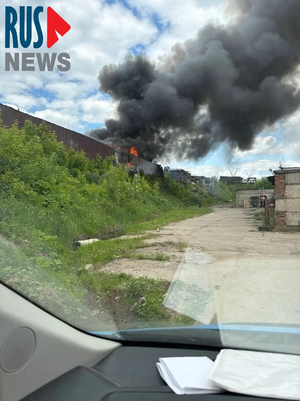 На бывших клубничных полях под Булатниково, превращённых в свалку, произошёл пожар и взрывы в незаконных ангарах. Местные связывают инцидент с нарушениями техники безопасности и незаконной застройкой земель.