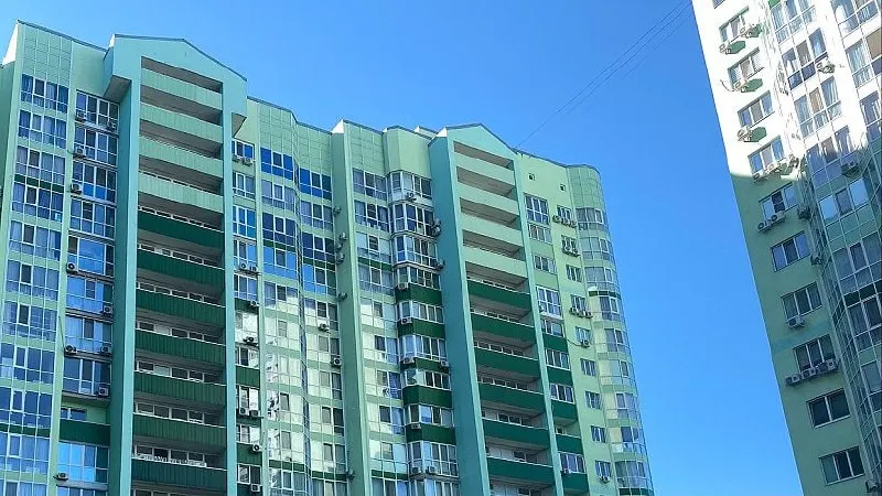 Средняя цена квартиры в саратовских новостройках за май 2026 года упала на 0,8% — до 6,4 млн рублей. В целом по стране снижение составило 0,1%.
