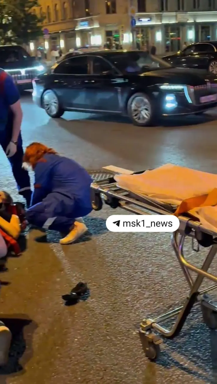 В центре Москвы на Тверской, 22 такси сбило двух девушек. Одна из них скончалась до приезда скорой, ещё четверо получили травмы; одна девушка госпитализирована в НИИ Склифосовского.
