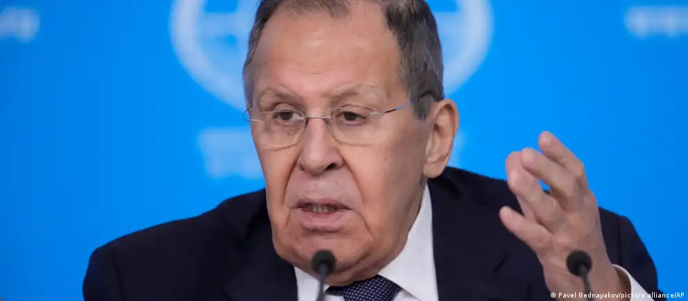 Глава МИД России заявил, что Вашингтон отходит от договорённостей, достигнутых на Аляске, и больше не может выступать честным посредником; по его словам, Россия будет добиваться целей спецоперации и готова вернуться к переговорам там, где они остановились.