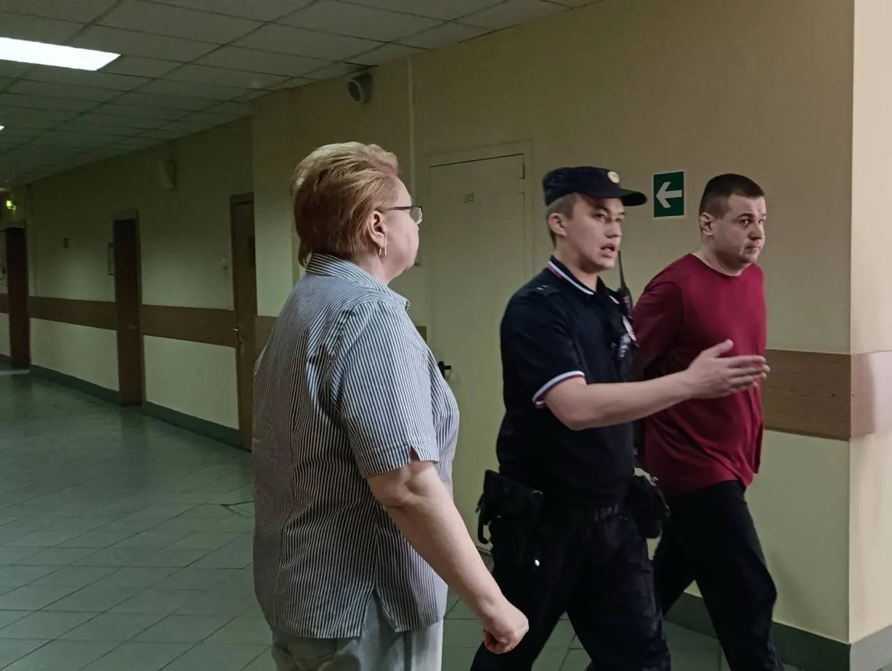 Прокурор просит 8 лет колонии для 35‑летнего курьера Ярослава Быкова, которого обвиняют в распространении «фейков» о взрывах и ударах по объектам в Украине; у подсудимого диагностирована опухоль крестца.