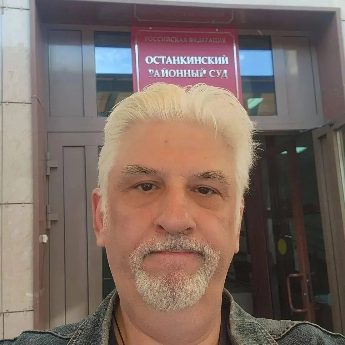 Суд вернул иск против телепередачи: шутка участника КВН про «русских» не признана адресной, потому требования истца не были удовлетворены. Инициатор иска может обратиться в суд повторно.