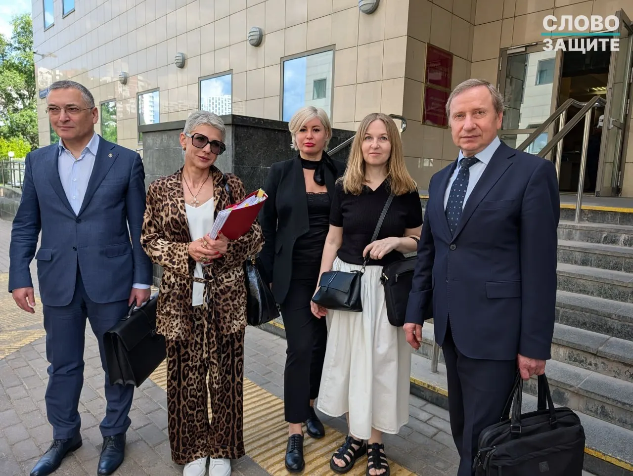 Суд отклонил апелляцию адвокатской палаты и оставил в силе решение о прекращении адвокатского статуса трёх юристов — основанием послужило длительное проживание за рубежом. Защита называет это дискриминацией и угрожает независимости адвокатуры.