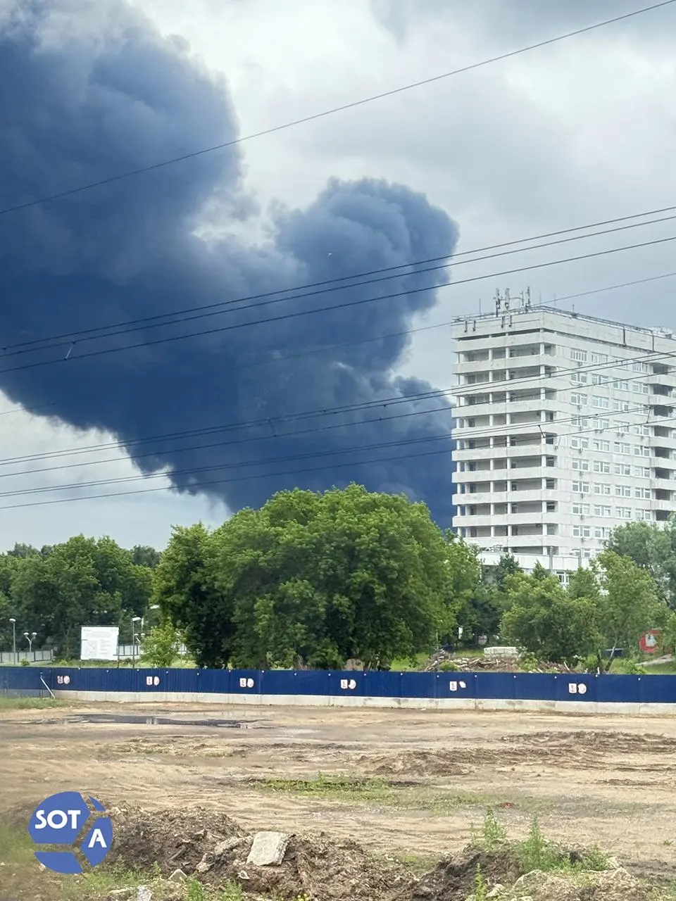 Мэр Москвы сообщил, что пожар на Московском нефтеперерабатывающем заводе, вызванный попаданием дрона, в основном локализован; пострадавших нет, тушение продолжается.