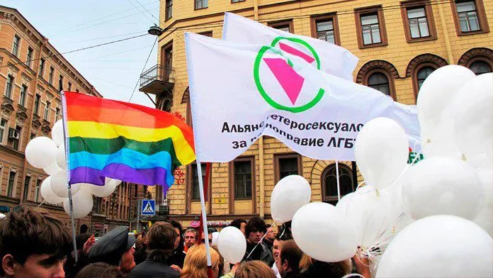 Суд по иску регионального управления Минюста объявил «Альянс гетеросексуалов и ЛГБТ за равноправие» экстремистской организацией. Дело велось в закрытом режиме, а в судебных материалах под экстремизм подпали онлайн‑встречи, публикации и прошлые публичные мероприятия.