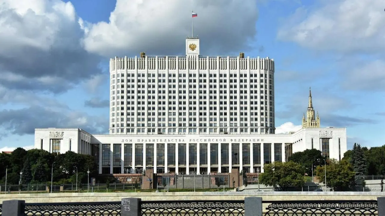 В Госдуму внесён законопроект о полной или частичной компенсации утильсбора для семей с тремя и более детьми, однако в правительстве указали на незакрытые источники финансирования и возможный рост бюджетных расходов.