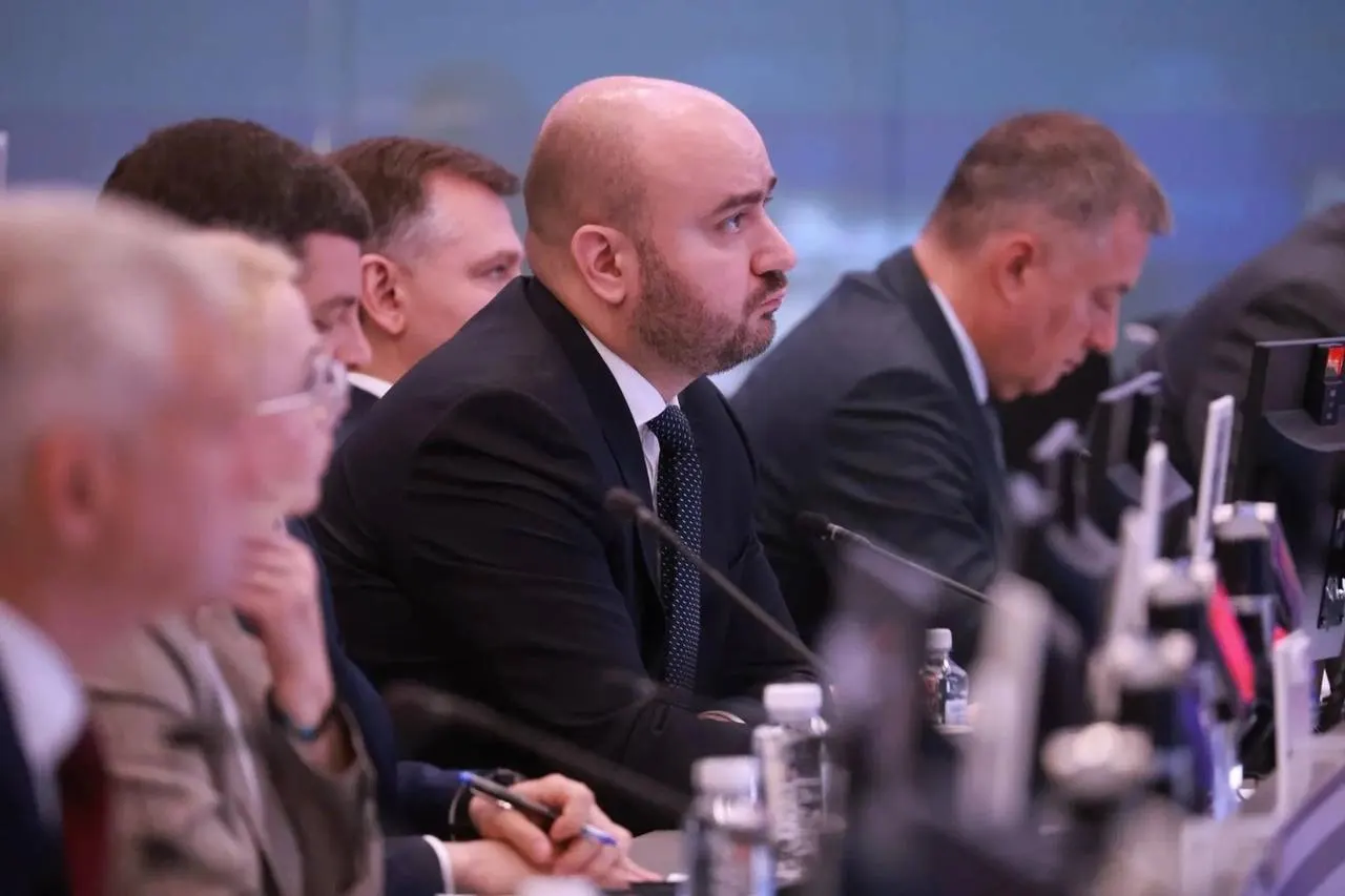 На встрече под председательством вице‑премьера обсуждали поставки бензина и дизеля в регионы, меры по стабилизации рынка и координацию между федеральным центром, регионами и поставщиками.