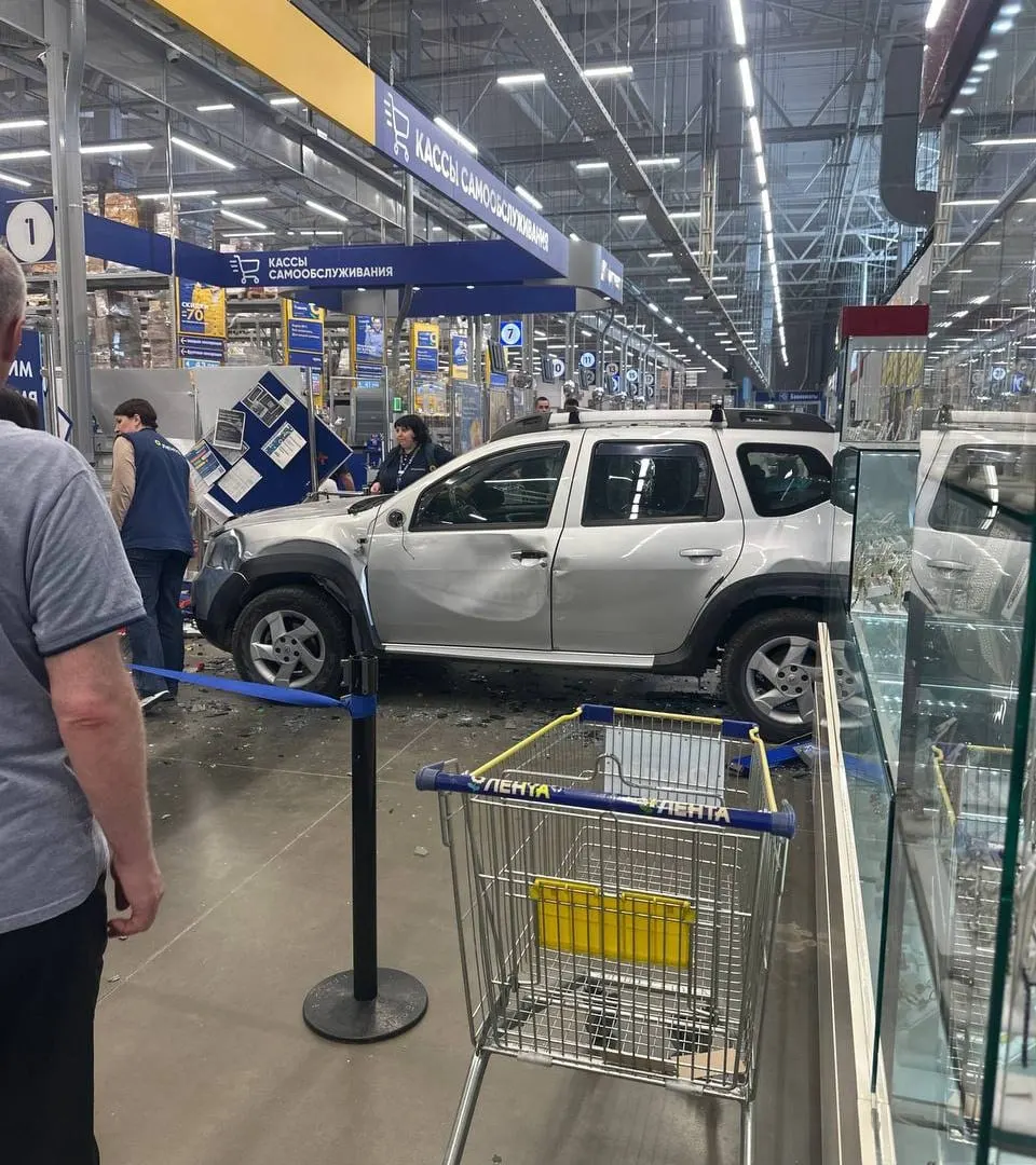 В Московской области легковой автомобиль с парковки пробил стеклянный фасад и въехал в торговый зал. Один человек госпитализирован.