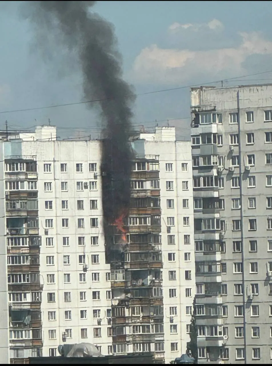В районе Солнцево на улице Авиаторов загорелись балконы нескольких верхних этажей жилого дома. Сведения о пострадавших и причинах возгорания пока уточняются.