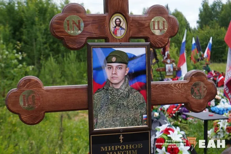 20-летний призывник Максим Миронов погиб в Курской области. Семье сообщили по телефону, в похоронном извещении — «самопроизвольный выстрел». Родные вскрыли гроб для опознания из‑за серьёзных повреждений.