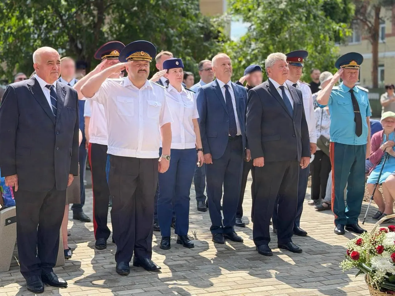 На месте пустыря в Костроме появился сквер с лавочками, памятным знаком со щитом и мечом и табличками об истории органов безопасности. Губернатор отметил значимость таких мест и поблагодарил сотрудников за «невидимую» работу.