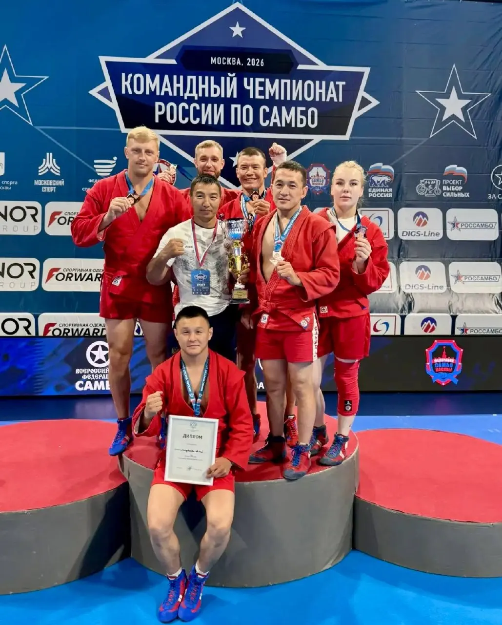 Спортсмены из Алтайского края выиграли золото, серебро и бронзу на чемпионате России по гребле на байдарках и каноэ, проходящем в Москве; турнир стал отбором на чемпионат мира в Познани и международные старты 2026 года.