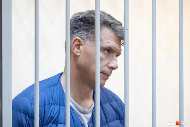 Дело о гибели заметного бизнесмена 90-х, совершённом более 30 лет назад, дошло до суда. Следствие утверждает, что исполнитель, который долго скрывался и затем уехал в Москву, действовал по заказу лидера ОПГ.