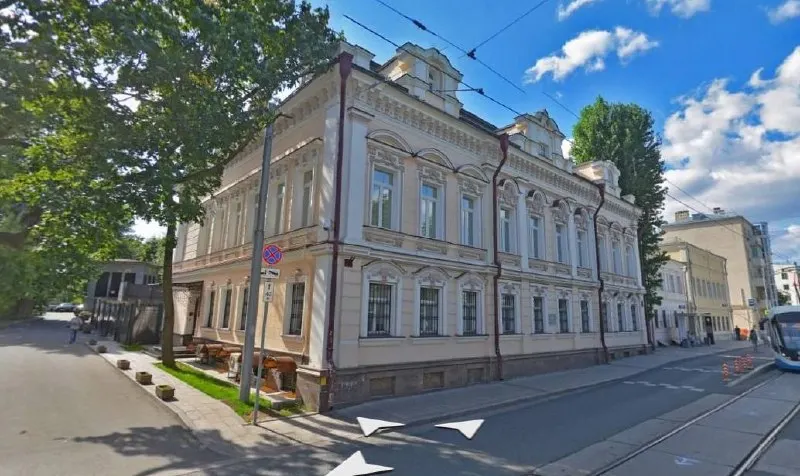 На Новокузнецкой улице продают трёхэтажную городскую усадьбу 1883 года с охранным статусом — цена объявления 250 млн рублей, здание сейчас используется под коммерческие помещения.