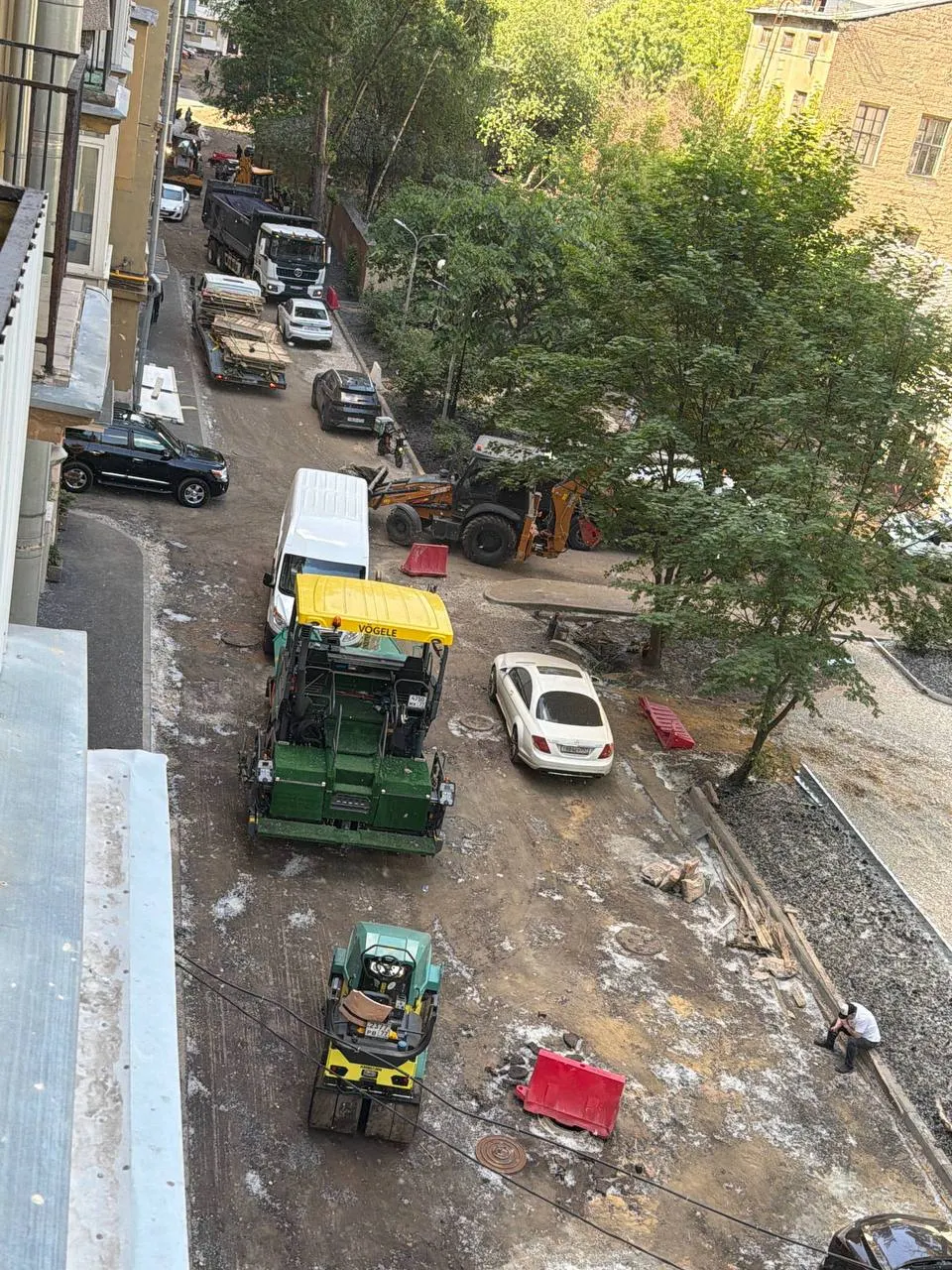 Во дворе на Большой Садовой жильцы обвиняют коммунальщиков в порче общего имущества: исторический фонтан исчез, детская площадка уменьшилась на четверть, были срублены восемь деревьев. Люди требуют прокурорской проверки работы «Жилищника».