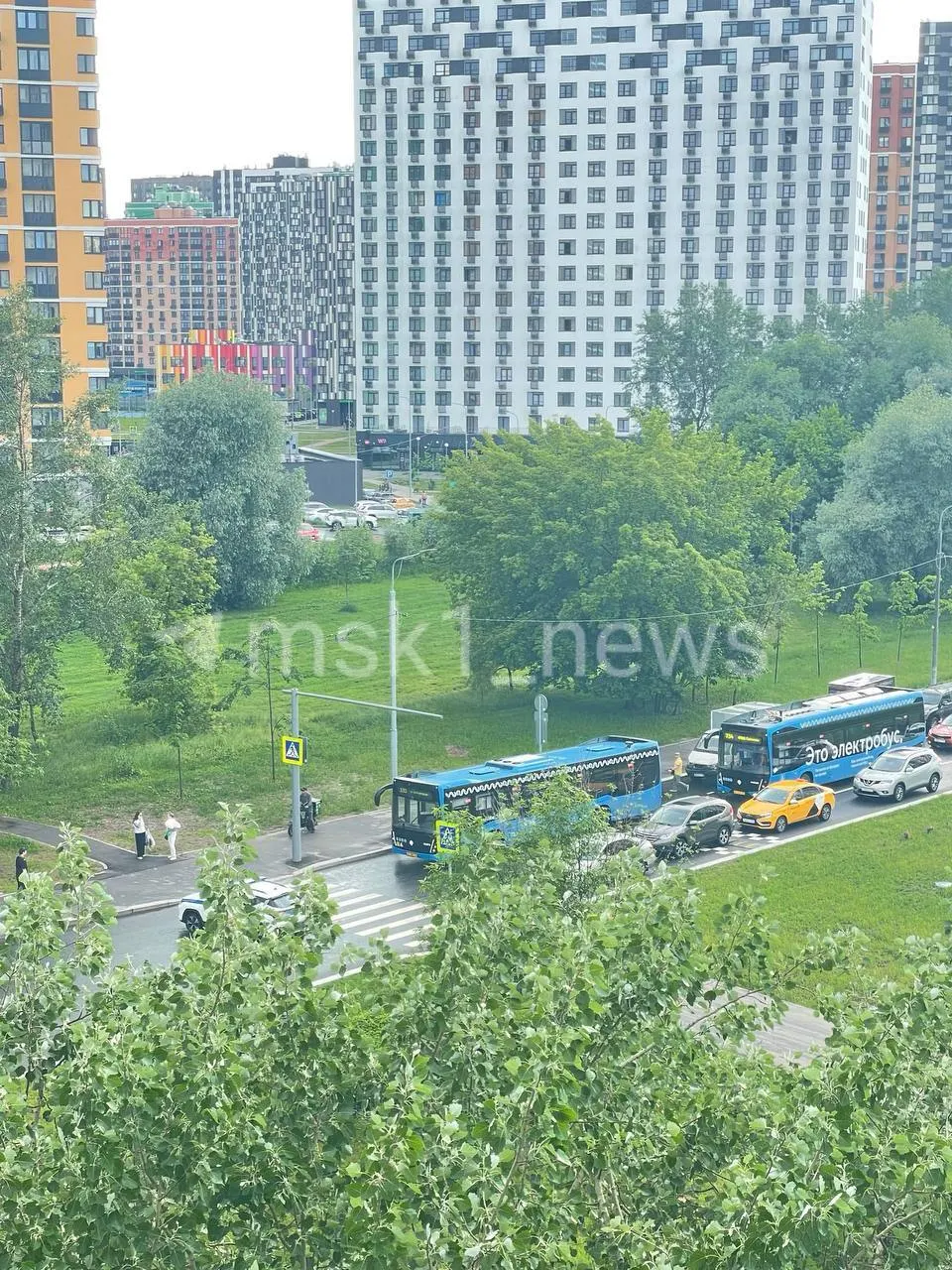 В районе Солнцево у торгового центра «Небо» проходят экстренные мероприятия: улицу Авиаторов перекрыли, на месте работают службы. Подробности уточняются.
