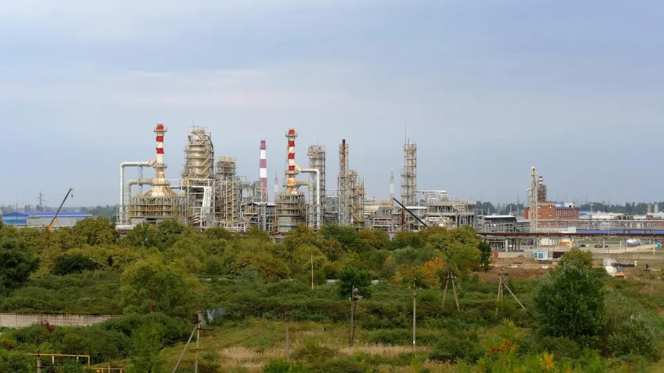 В ночь на 11 июня беспилотники нанесли удар по Афипскому нефтеперерабатывающему заводу в Краснодарском крае — возник крупный пожар, который утром потушили. По данным Минобороны, в ту же ночь ПВО перехватили сотни беспилотников по всей России; вводились ограничения в работе ряда аэропортов.