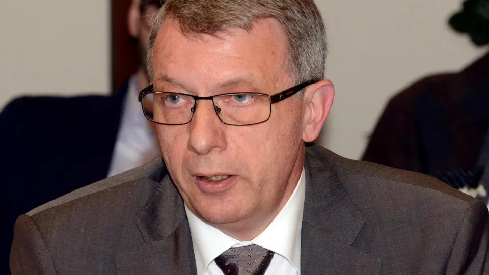 Руководство Европарламента инициировало проверку депутата Фернана Картхайзера после его поездки в Санкт-Петербург и контактов с депутатами Госдумы — при подтверждении нарушений возможны штрафы и запрет на представление парламента за рубежом.