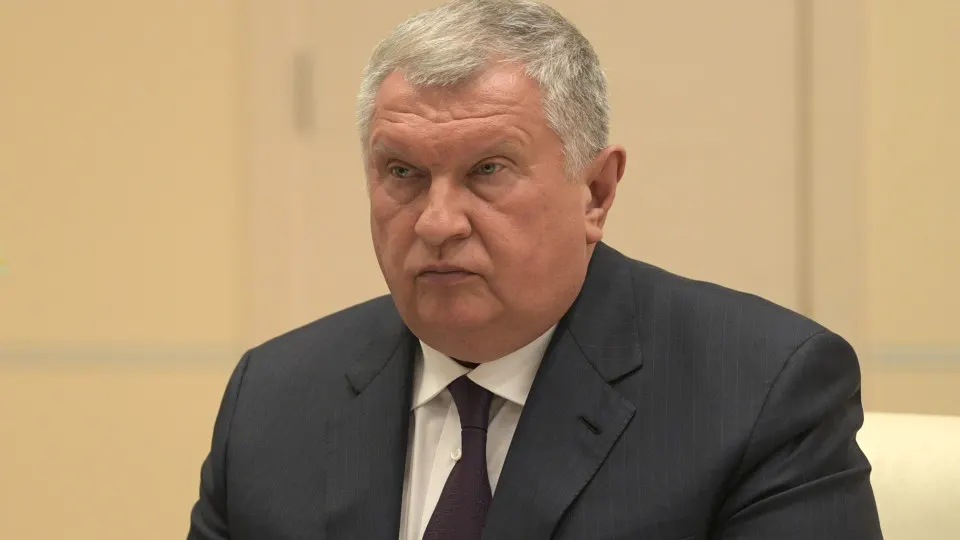 Руководство компании заявило о беспрецедентных повреждениях нефтеперерабатывающих заводов после ударов и предложило временно изменить правила биржевых продаж и приоритеты поставок, чтобы удержать внутренний рынок топлива.