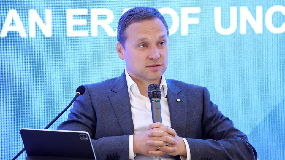 Зампред правления Сбербанка Тарас Скворцов на ПМЭФ заявил, что повышение налоговой нагрузки и усиление контроля привели к значительному выводу средств из банков — наличность не возвращается в систему, и отток может ускориться при дальнейшем ужесточении мер.