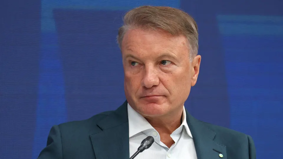 Руководитель крупнейшего банка заявил, что большинство граждан больше всего озабочены окончанием военных действий в Украине. Независимые опросы и всплеск интернет‑запросов подтверждают эту тенденцию, а бизнес предупреждает о рисках для экономики из‑за высоких ставок.