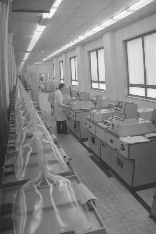 Градостроительно‑земельная комиссия Москвы согласовала снос комплекса «Электрозавод». После крупного пожара и выселения арендаторов ранее обсуждался проект реконструкции с сохранением корпуса и надстройками, но сейчас принято другое решение.