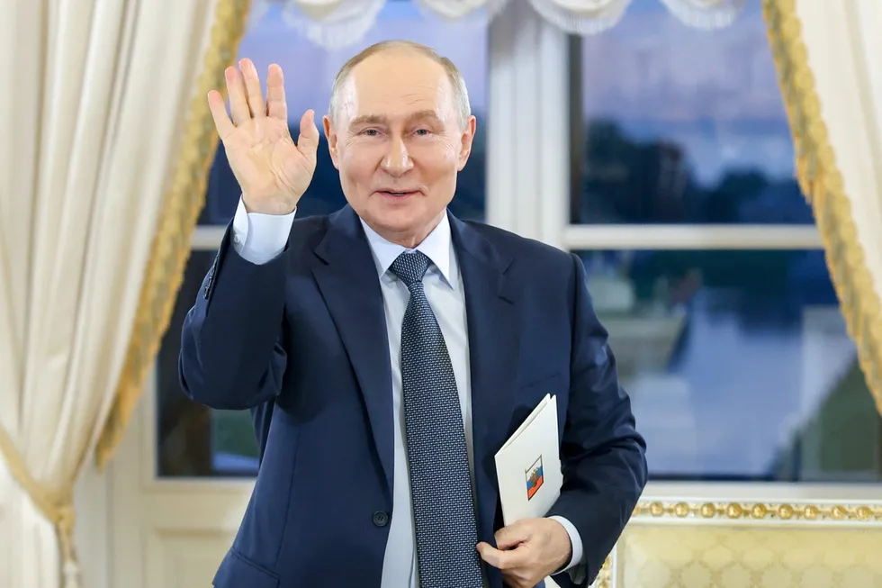 В апреле—мае число публичных мероприятий президента превысило показатели января—марта. Это связывают с попыткой скорректировать имидж на фоне падающих рейтингов, усилением мер безопасности и изменением рабочих приоритетов.
