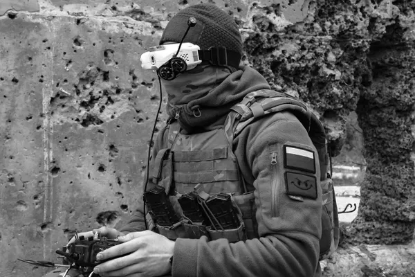 Военный из Воронежской области записал обращение к президенту и заявил, что тысячи солдат якобы подвергаются пыткам и отказываются выполнять «самоубийственные приказы». Он потребовал эфира с Путиным и пригрозил, что армия развернёт оружие против Кремля, если этого не произойдёт.