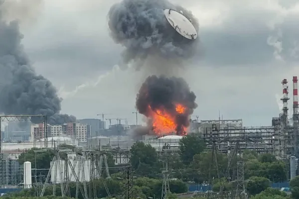 18 июня беспилотники повредили блок «Евро+» на Московском нефтеперерабатывающем заводе в Капотне — в блок входит установка первичной перегонки, обеспечивающая значительную часть мощности завода; из‑за двух ударов работа завода может быть приостановлена на несколько дней.