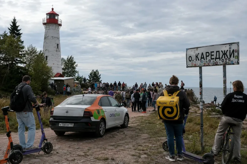В преддверии праздника жители Петербурга заметили массовую подмену GPS: в популярных картографических приложениях их местоположение отображалось на необитаемом острове Кареджи. Пользователи отнеслись к сбою с юмором — оставляют сотни отзывов и публикуют сгенерированные фото.