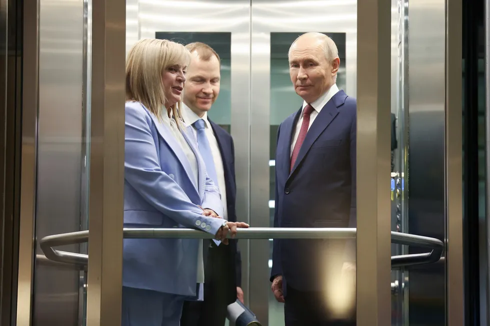 Руководители силовых структур, в том числе ФСБ и глава Росгвардии, лоббируют перенос или отмену сентябрьских думских выборов на фоне экономических проблем, падения рейтингов и атак беспилотников. В Кремле обсуждения есть, но официальных документов для переноса пока нет — базовым сценарием по-прежнему остаётся проведение голосования 18–20 сентября.