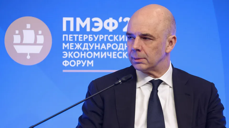Аудиторы оценивают возможный недобор доходов в 2,1 трлн руб. из‑за падения нефтегазовых поступлений и влияния крепкого рубля; дефицит по итогам года может существенно превысить план.