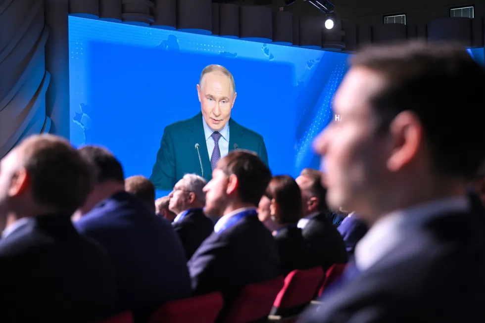 Автор исследует амбивалентную лояльность российских элит, объясняет, почему они оказались вне фокуса продемократических стратегий, и предлагает прагматичные подходы для формирования широкой коалиции, способной обеспечить мирную трансформацию без революции.