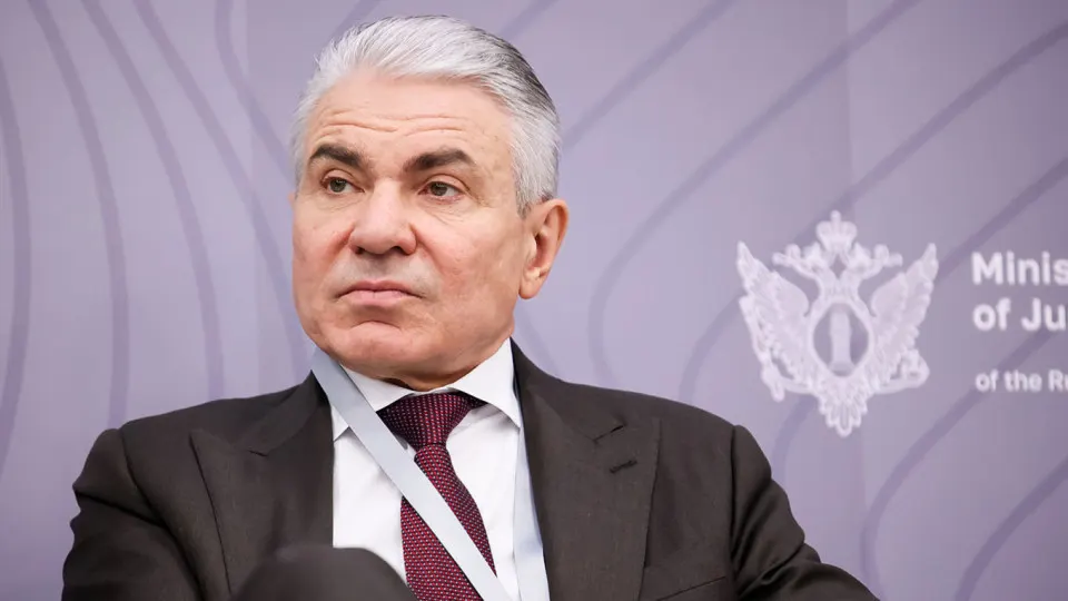 Заместитель министра юстиции заявил, что крупнейшие разработчики ИИ должны внедрить «фильтры национальной безопасности», чтобы нейросети не заменяли деятельность так называемых «иноагентов». Он предложил возложить ответственность за работу фильтров на владельцев моделей и предусмотреть административную, уголовную или финансовую ответственность. Ранее власти обсуждали создание «суверенных» моделей ИИ, но бизнес выразил критику.