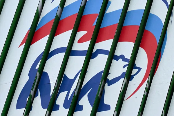 На съезде в Москве показали плакат со слоганом «Быть за Путина — базовый минимум», где в слове «за» использована латинская Z. Плакат уже применяется в региональной агитации; партия дала рекомендации для предвыборной кампании 2026 года.