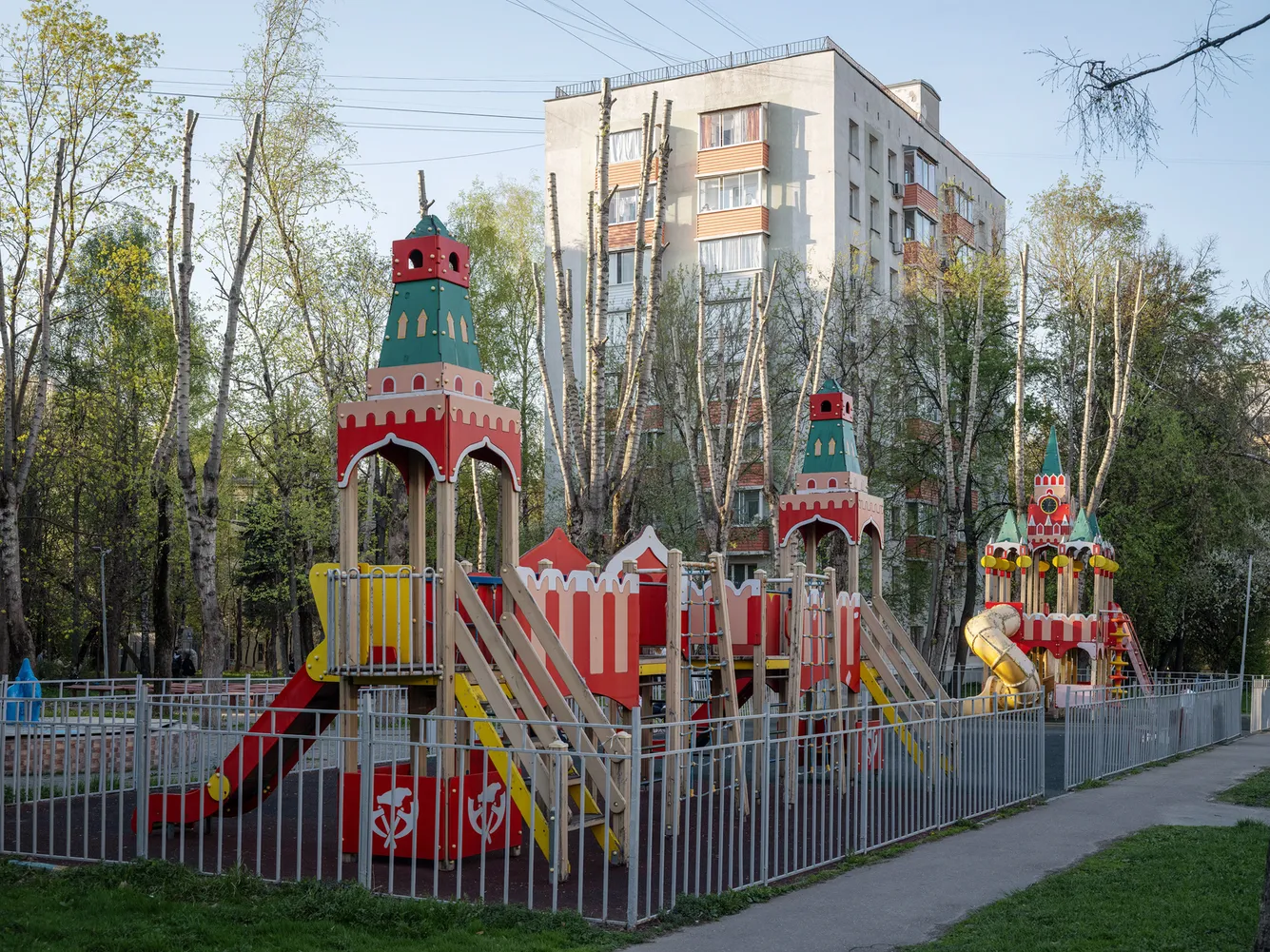 Результаты обхода столичных детских площадок: тематические «патриотические» элементы всё чаще встречаются во дворах. Архитекторы и детский психолог объясняют, как такие решения влияют на игры и развитие детей.