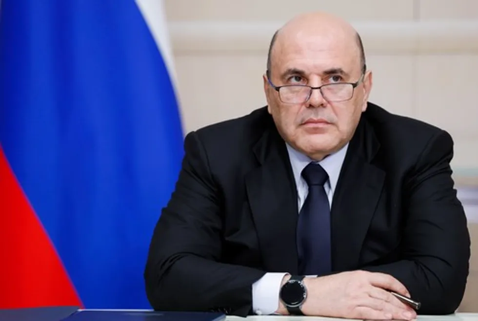 По данным утечек, сестра главы правительства в 2022 году разместила в банке 12 млрд рублей; при официальном доходе такое накопление выглядит неподъёмным. В материале также описаны брачные и бизнес‑связи, которые, по версии расследования, могли служить каналом передачи активов.